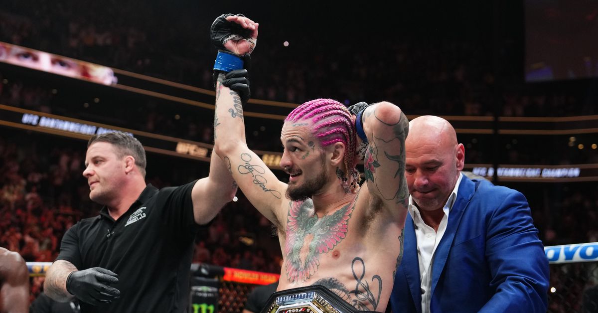 Sean O'Malley celebra la victoria por el título de UFC 292 con un tatuaje en la cabeza 'CHAMP'