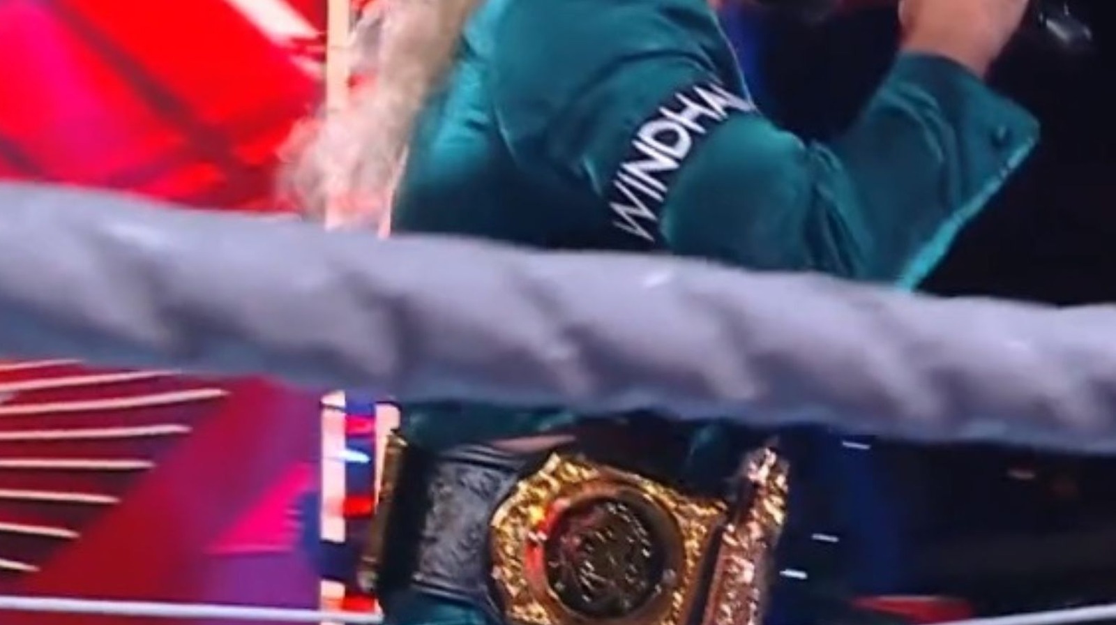 Seth Rollins agrega la placa lateral de Bray Wyatt Fiend Mask al cinturón del título mundial de peso pesado de la WWE