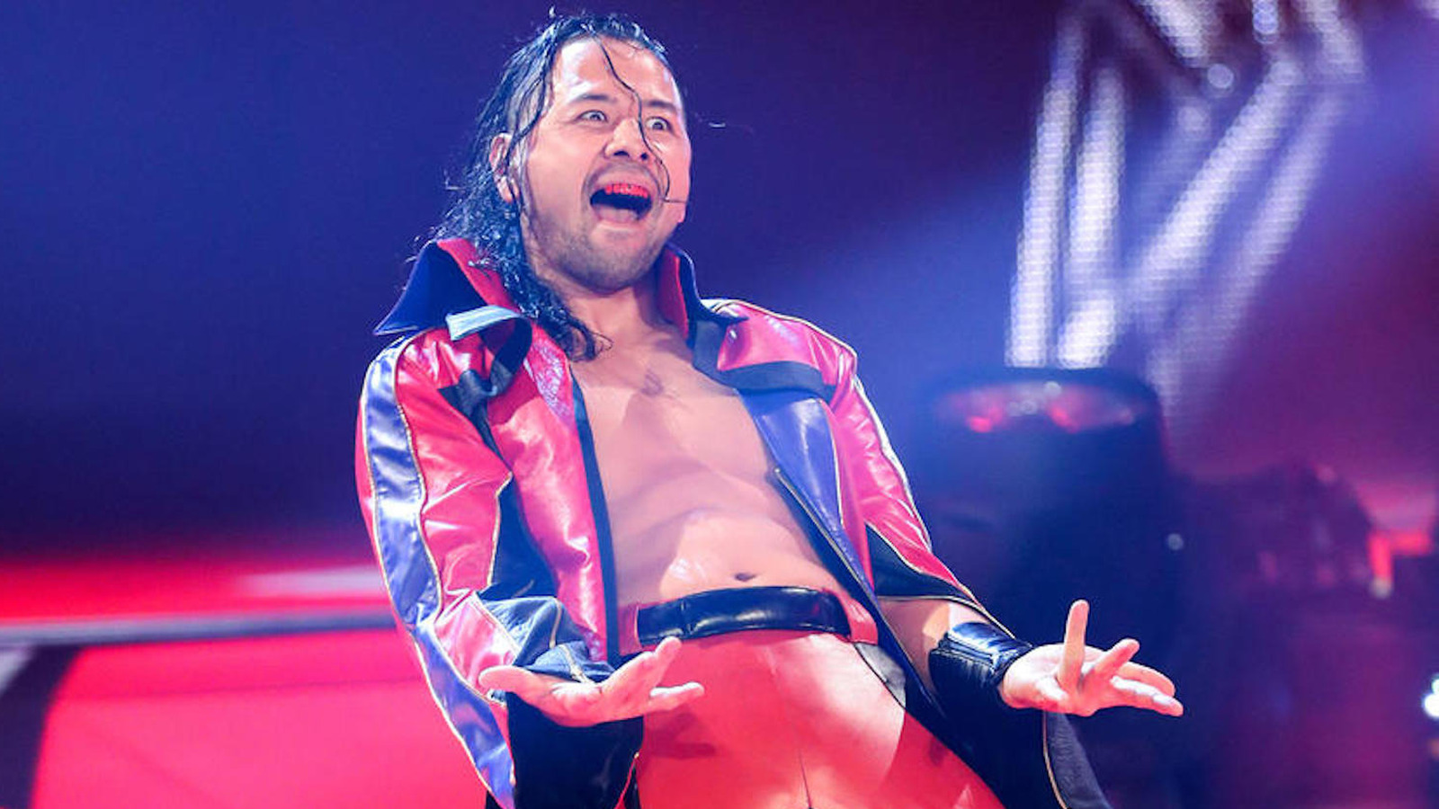 Shinsuke Nakamura presenta a Seth Rollins después del evento principal de WWE Raw