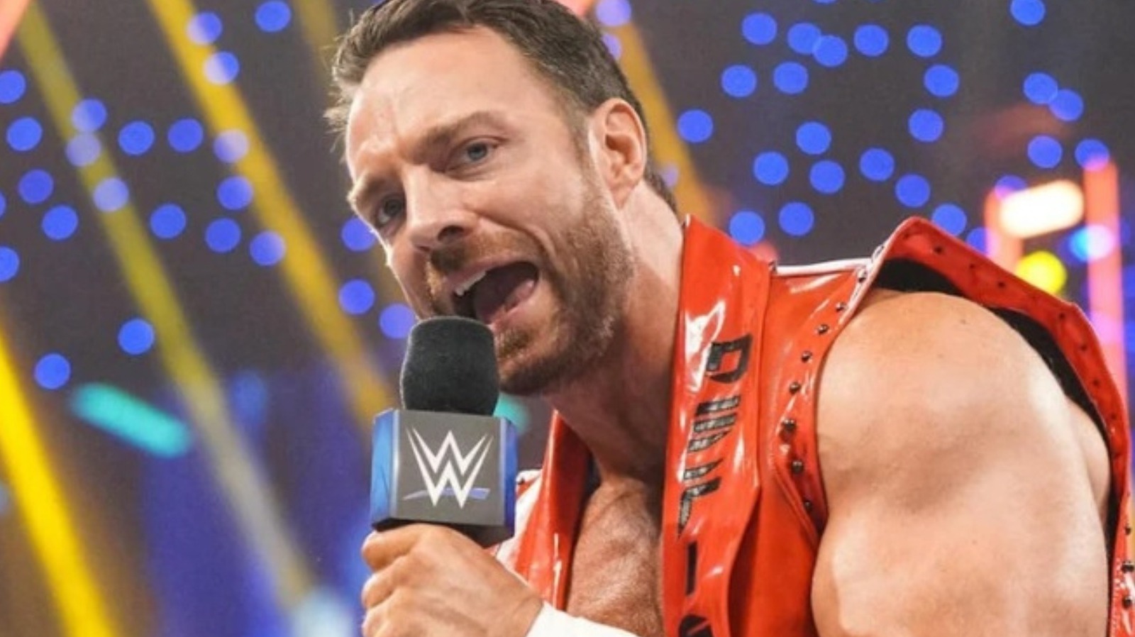 LA Knight regresa a SmackDown y firma contrato para formar equipo con John Cena en Fastlane