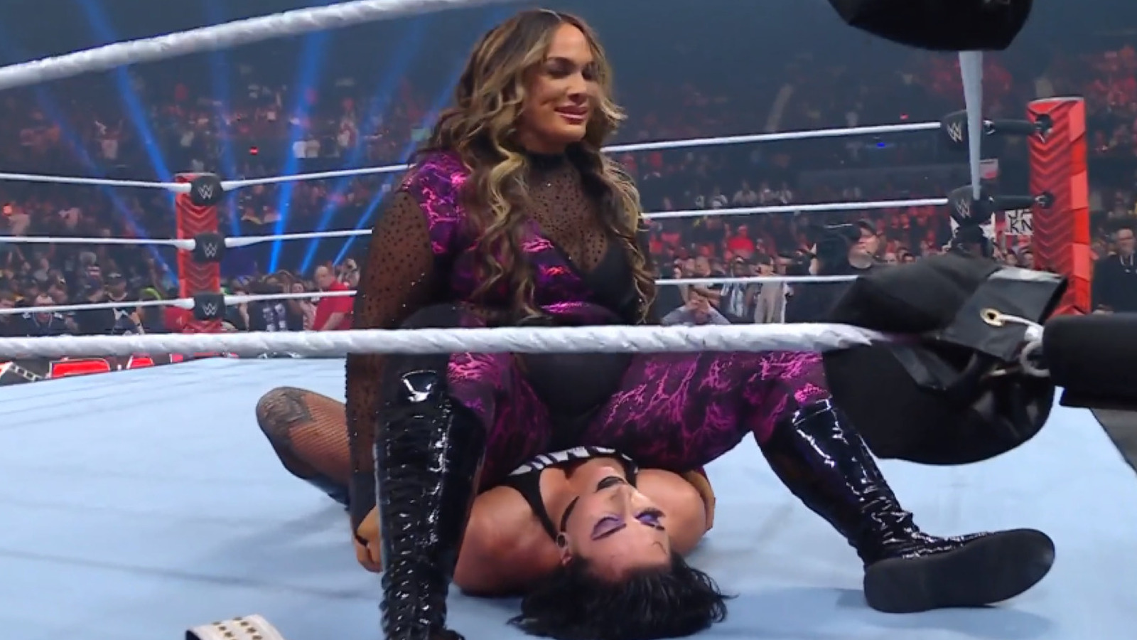 Nia Jax regresa a la WWE, ataca a Rhea Ripley y Raquel Rodríguez en Raw