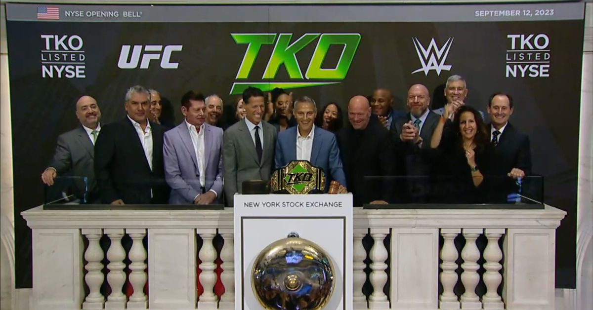 Video: Dana White y Vince McMahon están disponibles para tocar la campana de la Bolsa de Nueva York mientras las acciones de la fusión UFC-WWE se hacen públicas