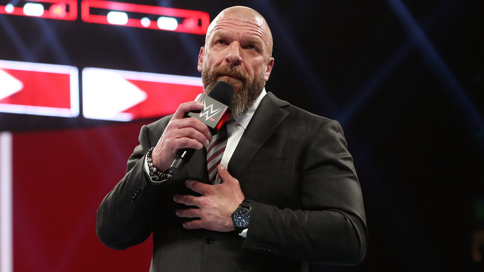 Dos estrellas de la WWE intercambian victorias en ventas de mesas de merchandising de la WWE durante eventos en vivo