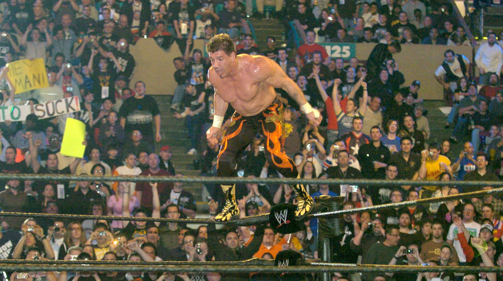 El ex árbitro de la WCW, Nick Patrick, se dirige a Chris Benoit y Eddie Guerrero que se van a la WWE