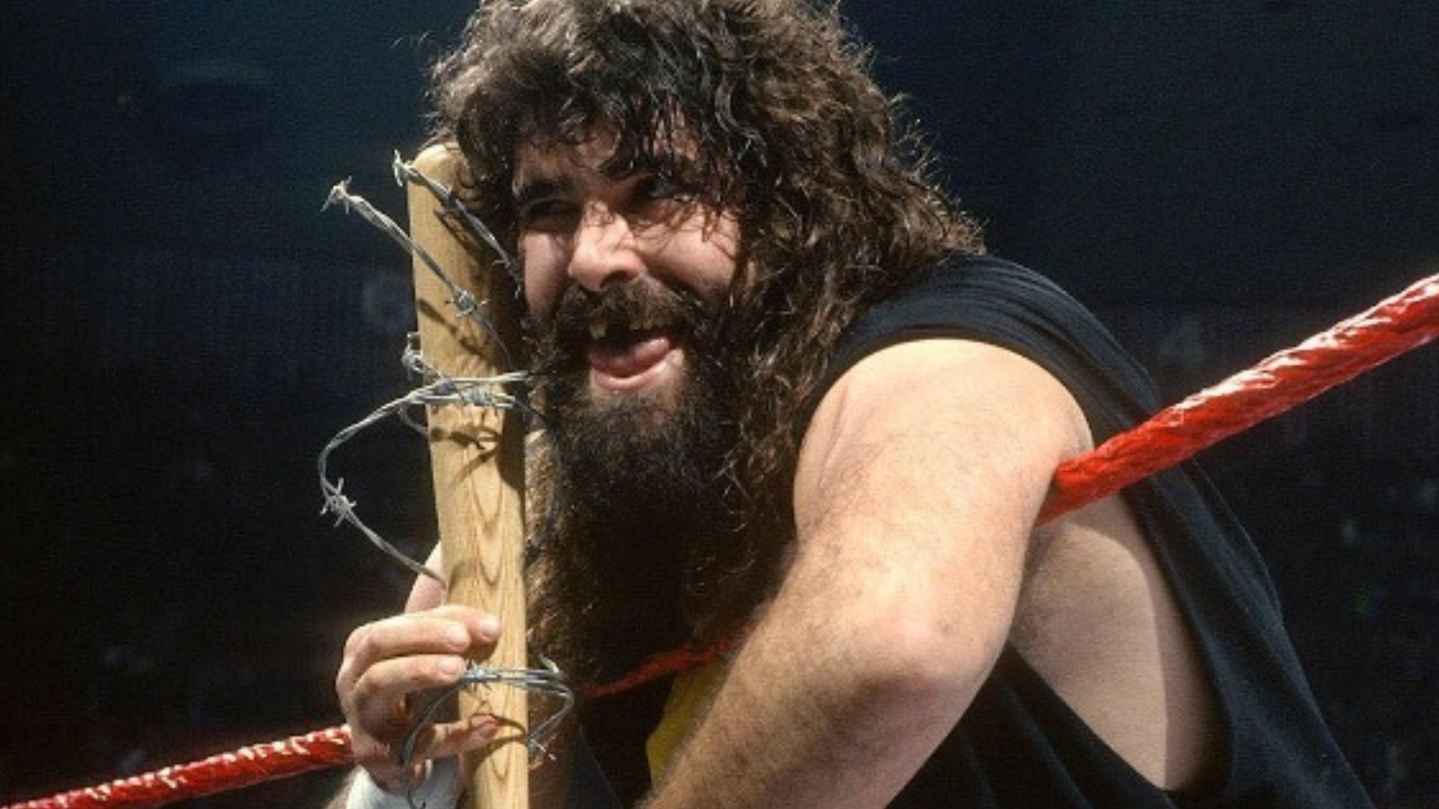 El miembro del Salón de la Fama de la WWE, Mick Foley, pesa qué es peor: alambre de púas o chinchetas