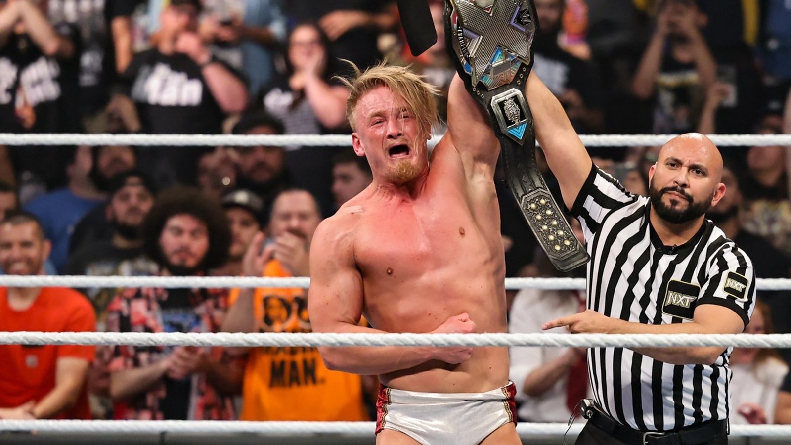 Ilja Dragunov de WWE muestra el campeonato NXT con su estilo característico