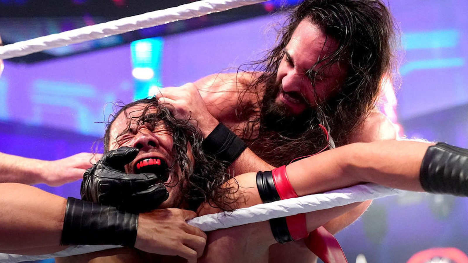 Seth Rollins retiene el título mundial de la WWE en una reñida pelea Fastlane con Shinsuke Nakamura