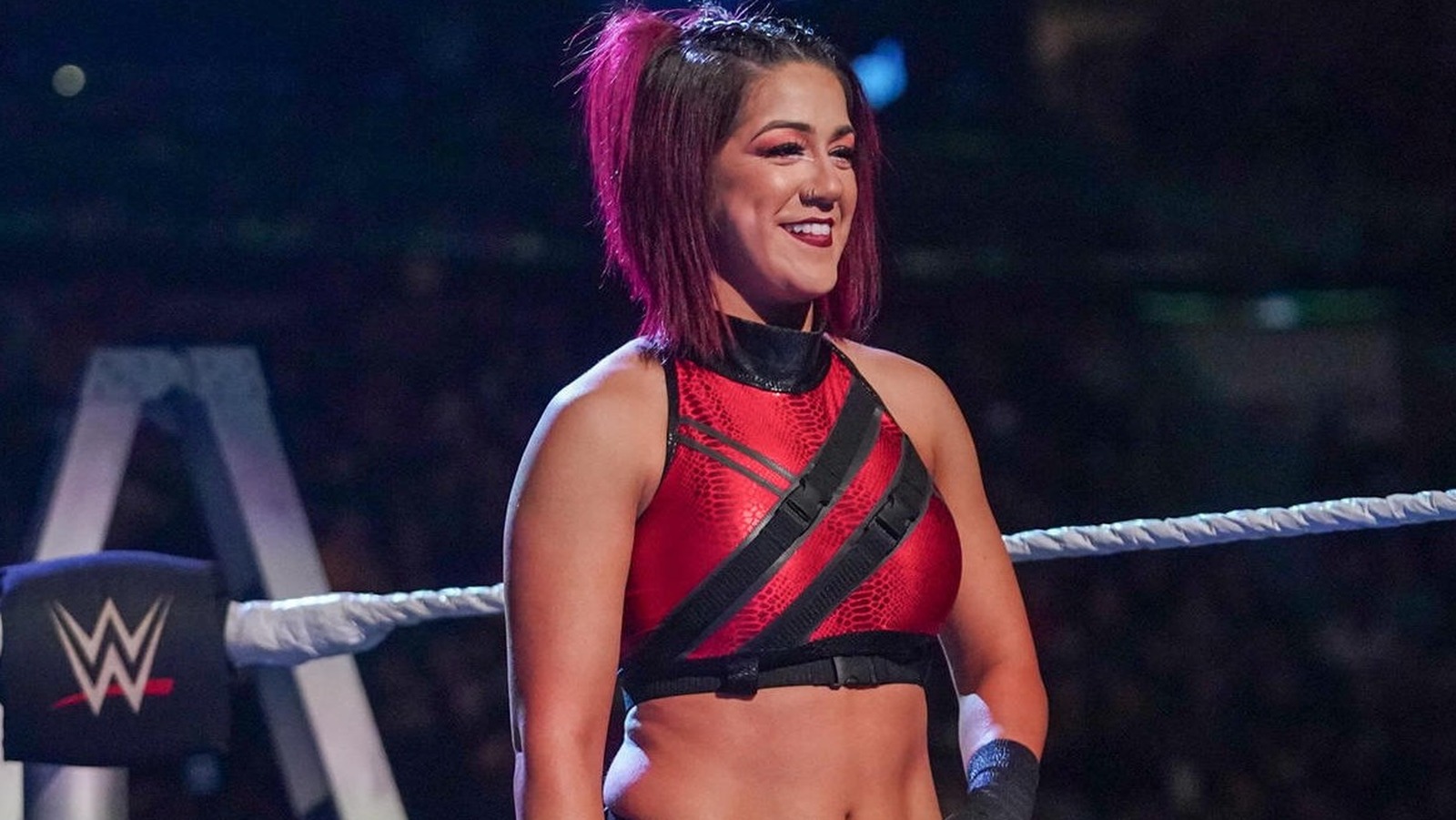 Bayley evalúa la lucha por el título entre Charlotte Flair e IYO SKY de la gira europea de la WWE