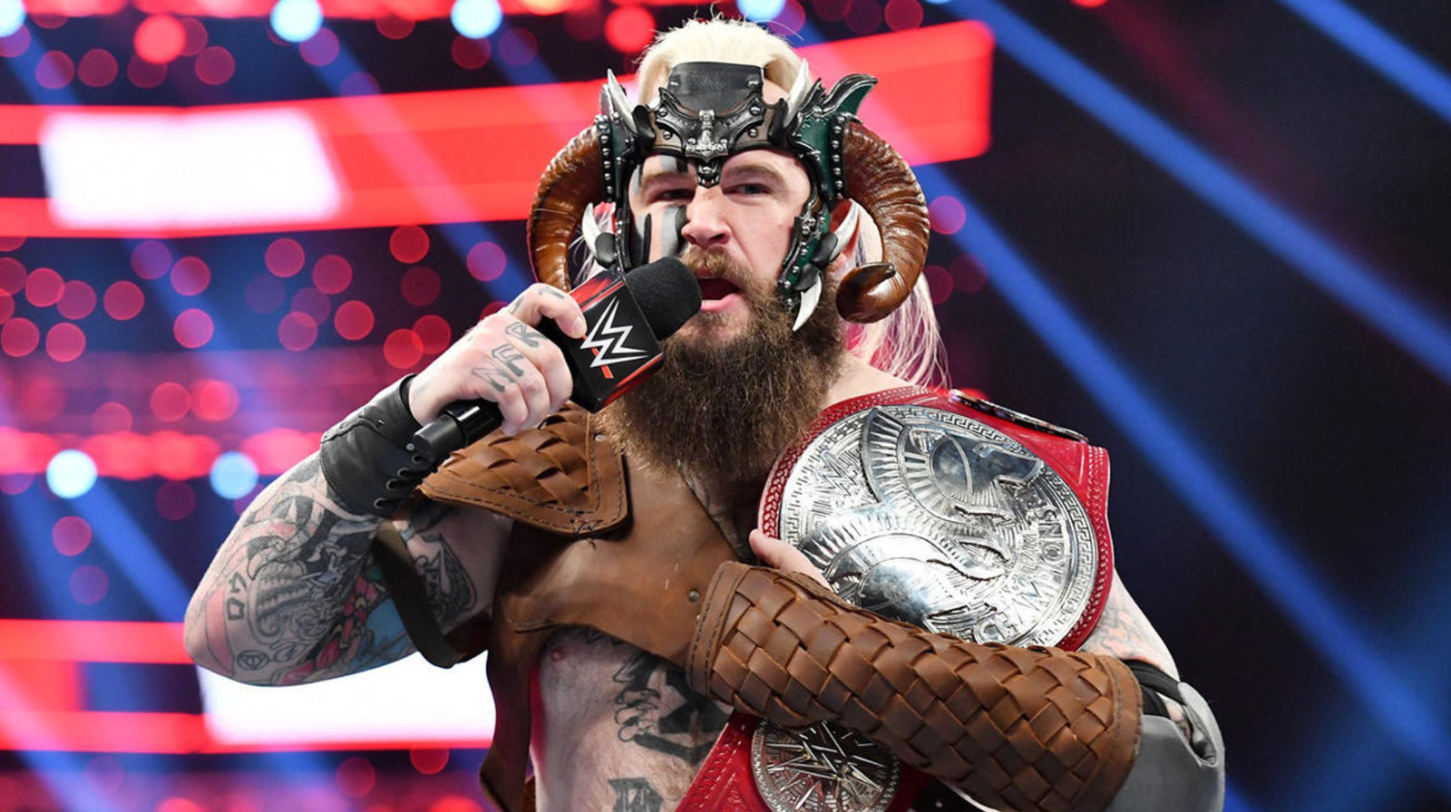 Erik de los Viking Raiders de la WWE anuncia que se ha sometido a una cirugía de fusión de cuello