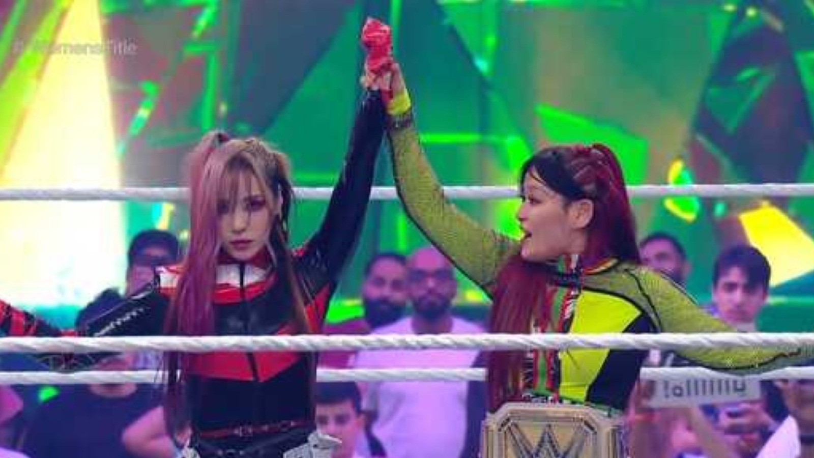 Kairi Sane regresa a WWE Crown Jewel y ayuda a IYO SKY a retener el campeonato femenino de la WWE