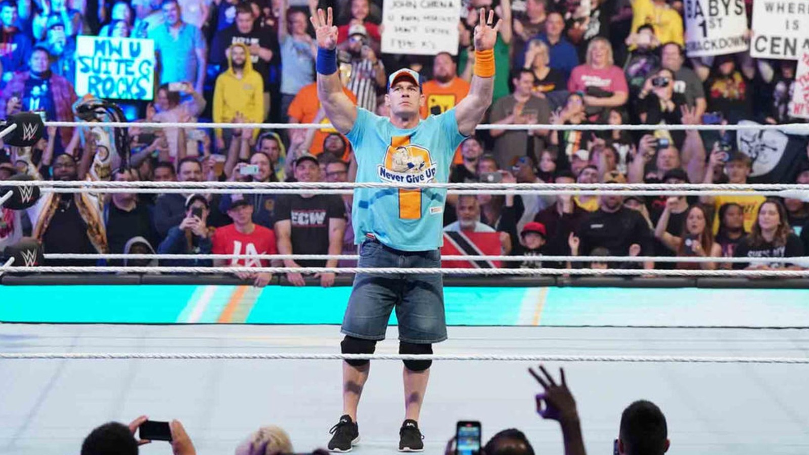 Mira a John Cena analizar algunos de sus combates clásicos de la WWE