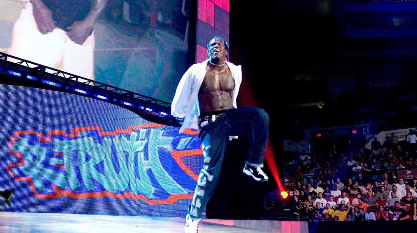 R-Truth regresa a la programación de la WWE en el segmento detrás del escenario de Survivor Series