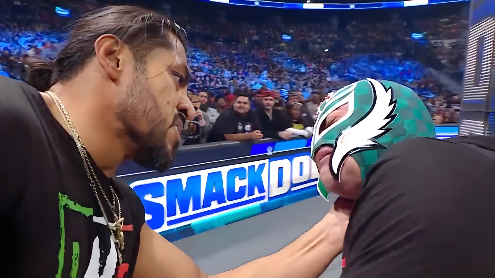 Santos Escobar se vuelve loco al atacar a Rey Mysterio en WWE SmackDown