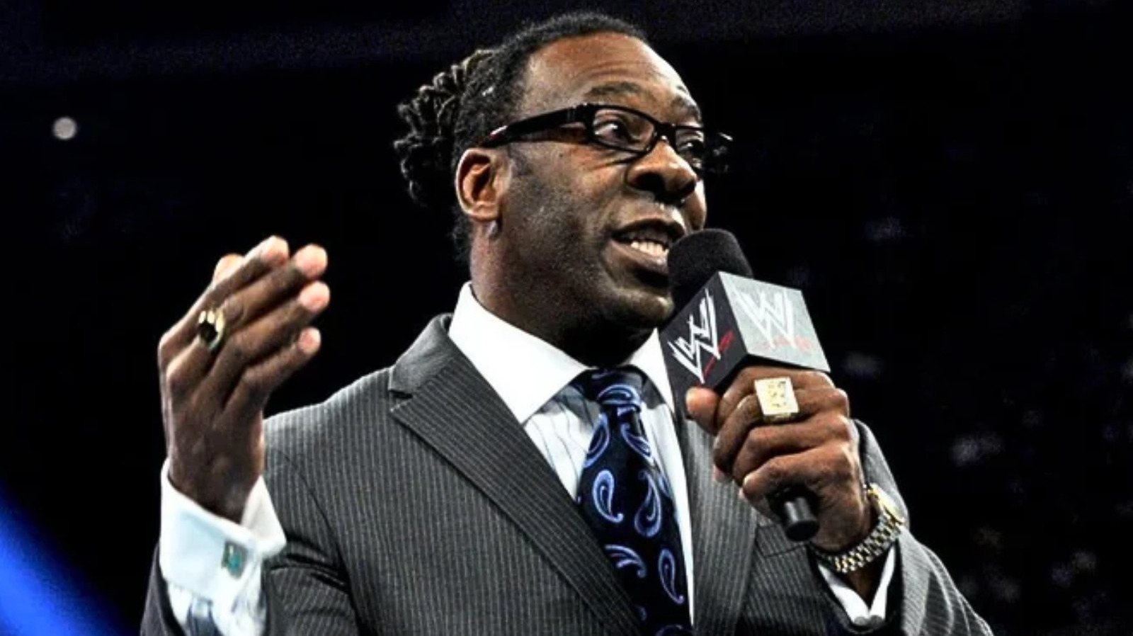 Booker T dice que el enfrentamiento entre enormes estrellas de la WWE sería un 'enfrentamiento de hombres'