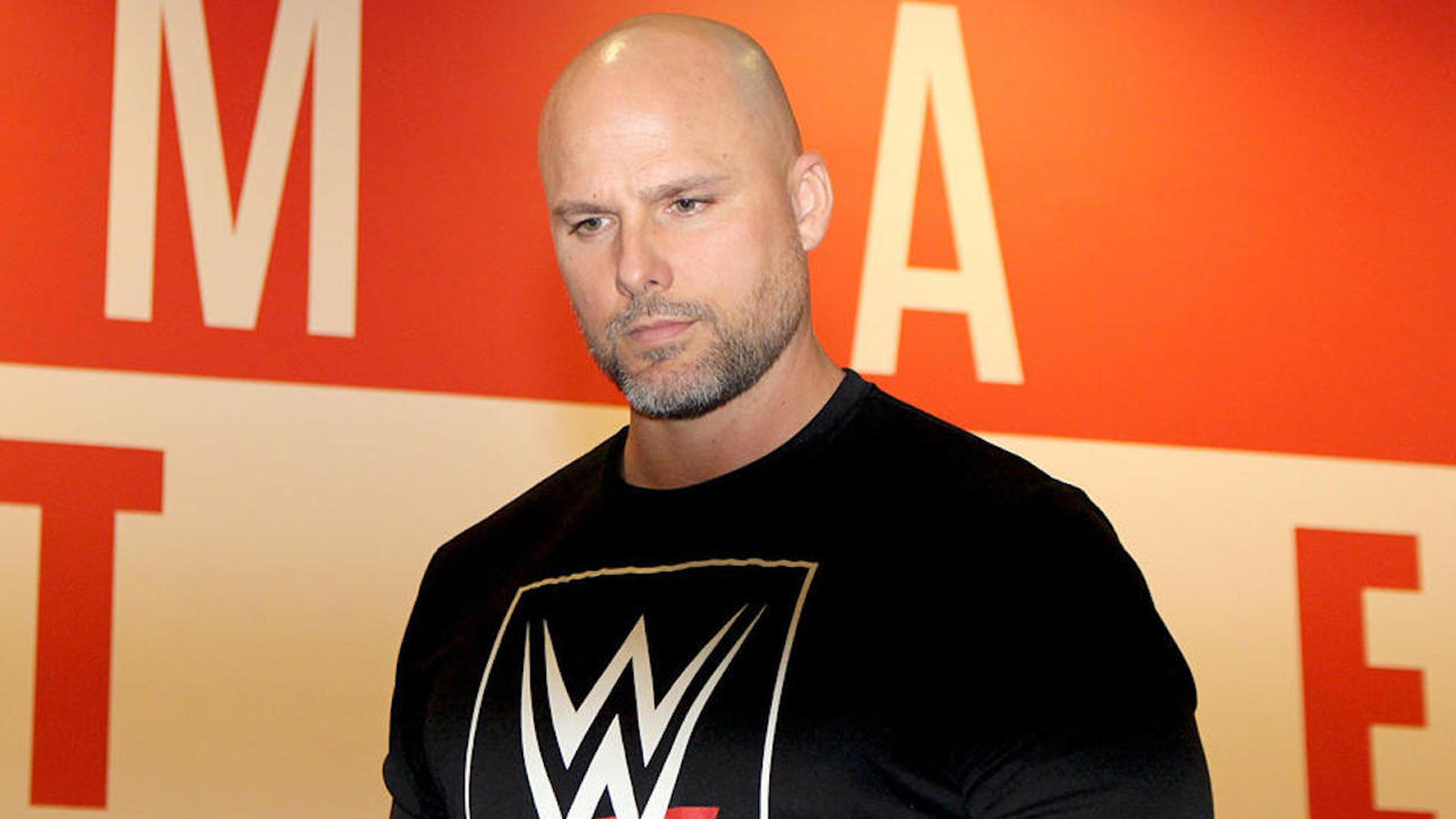El gerente general de WWE Raw, Adam Pearce, anuncia 'dos ​​grandes luchas' para el episodio de esta noche