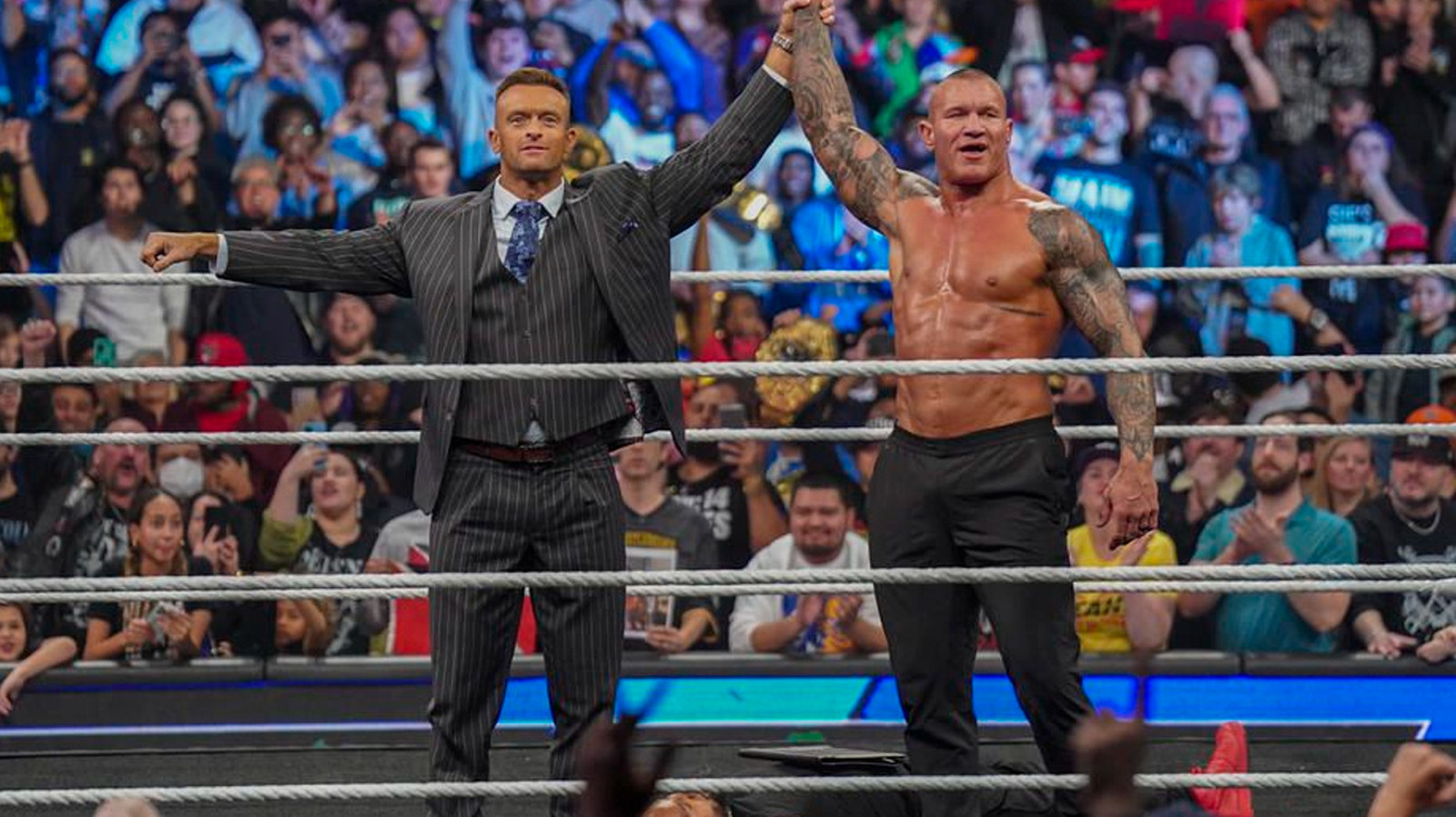 Mickie James reacciona cuando Randy Orton le dio a su esposo Nick Aldis RKO en WWE SmackDown