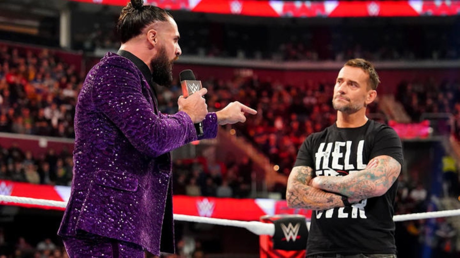 Seth Rollins se enoja con los fanáticos que cantan por CM Punk en el evento en vivo de la WWE