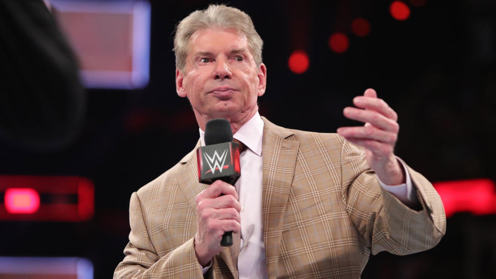Vince McMahon hace una rara aparición en la sede de la WWE para la fiesta anual navideña