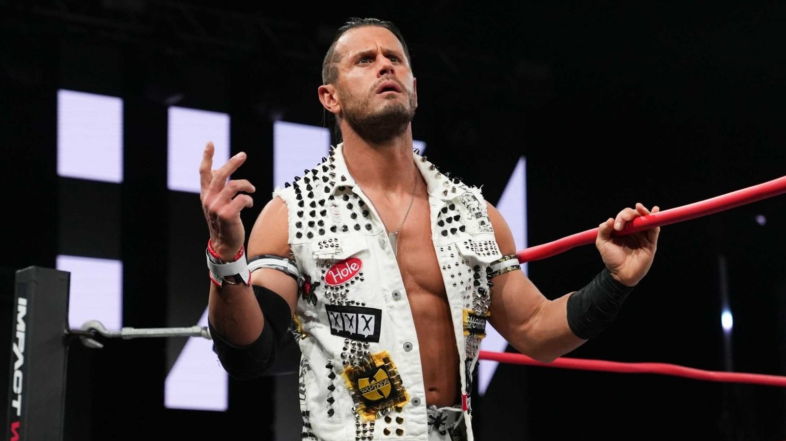 Alex Shelley recibe el Campeonato Mundial TNA recientemente diseñado