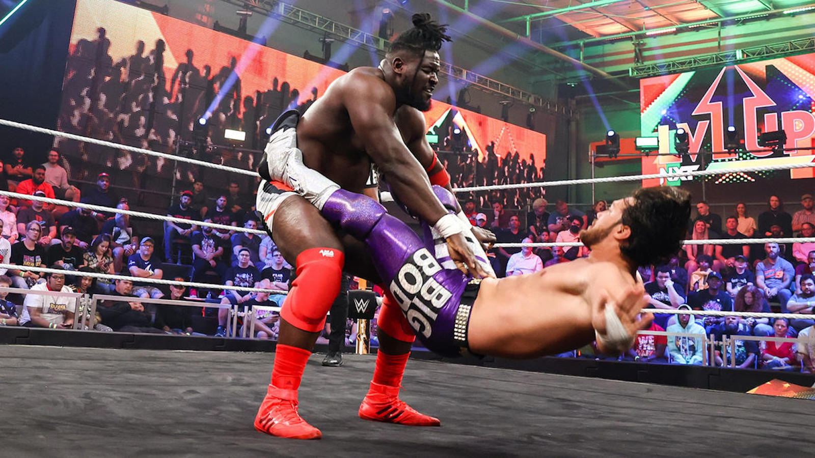 El ex atleta de la Universidad de Alabama, Oba Femi, gana el torneo revelación masculino de WWE NXT