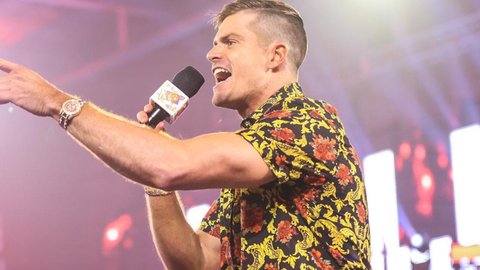 LA Knight de WWE interrumpe las celebraciones del regreso a casa de Grayson Waller