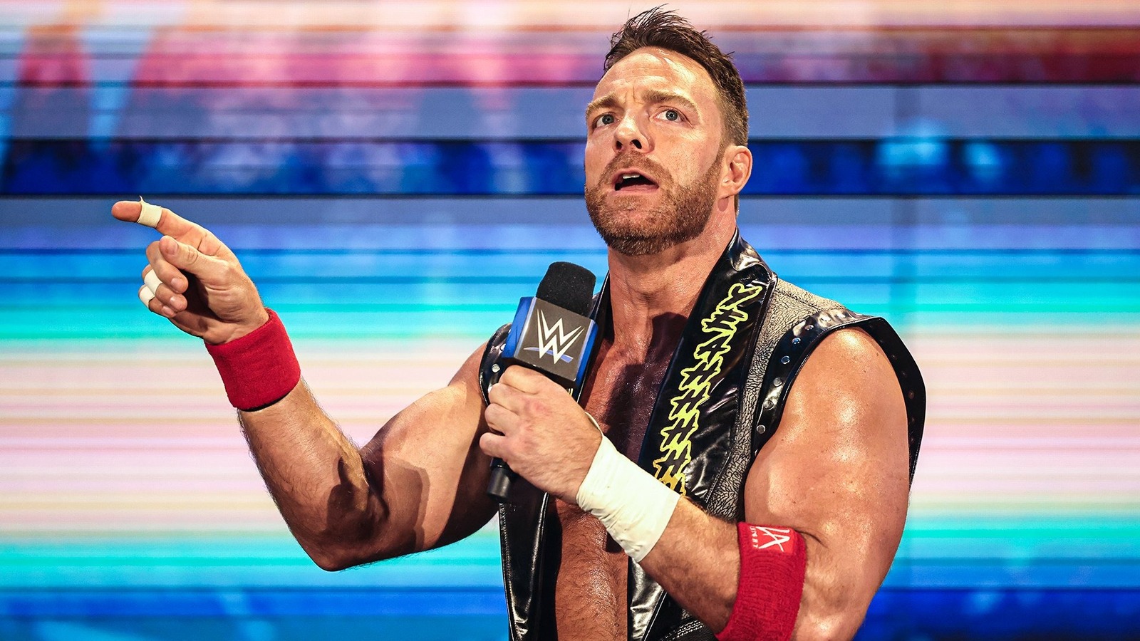 La estrella de la WWE LA Knight responde a problemas de merchandising y retrasos