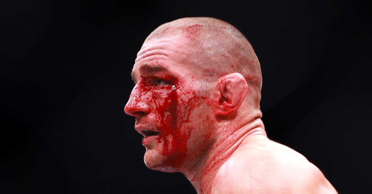 Sean Strickland culpa al cabezazo por el feo corte en el evento principal de UFC 297, responde Dricus du Plessis