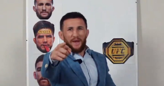 Video: El 'Profesor' Merab Dvalishvili presenta hilarantemente la imagen del título de peso gallo de UFC