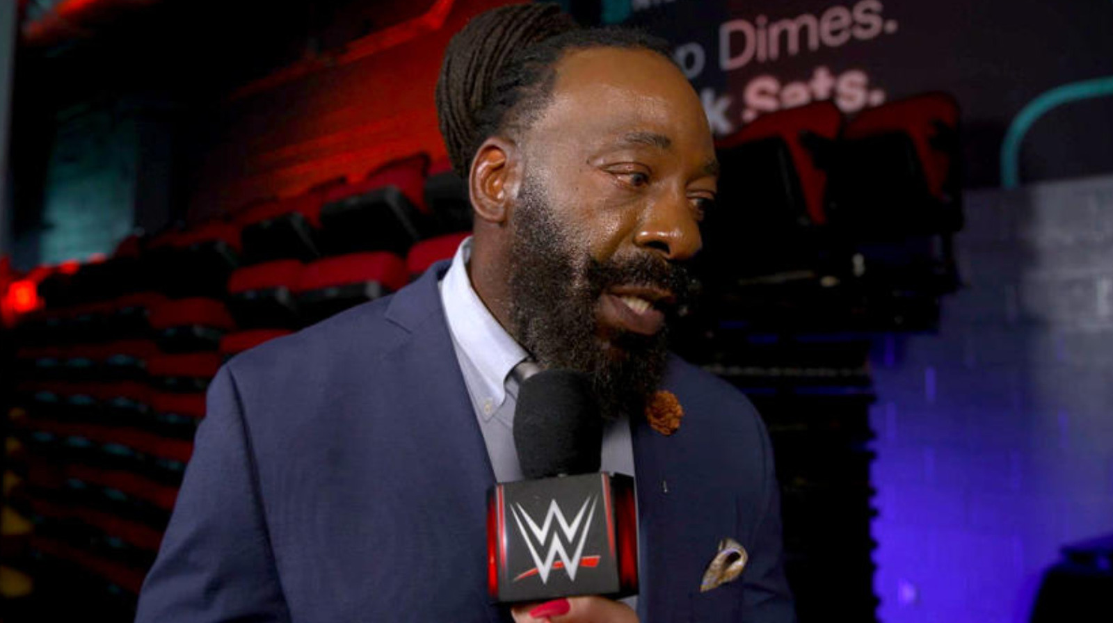 El miembro del Salón de la Fama de la WWE, Booker T, responde a la falta de respeto de Carmelo Hayes en NXT