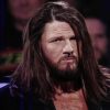 AJ Styles embosca a LA Knight durante la lucha masculina en WWE Elimination Chamber 2024