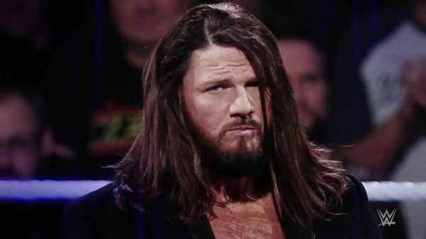 AJ Styles embosca a LA Knight durante la lucha masculina en WWE Elimination Chamber 2024
