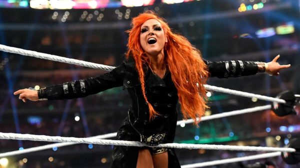 Becky Lynch sobrevive al campo para ganar el combate femenino de WWE Elimination Chamber 2024