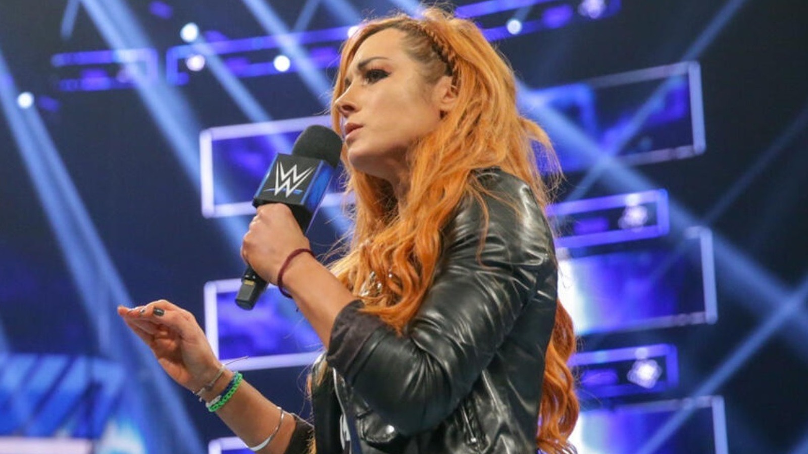 Becky Lynch y Dominik Mysterio intercambian golpes en las redes sociales después de WWE Raw
