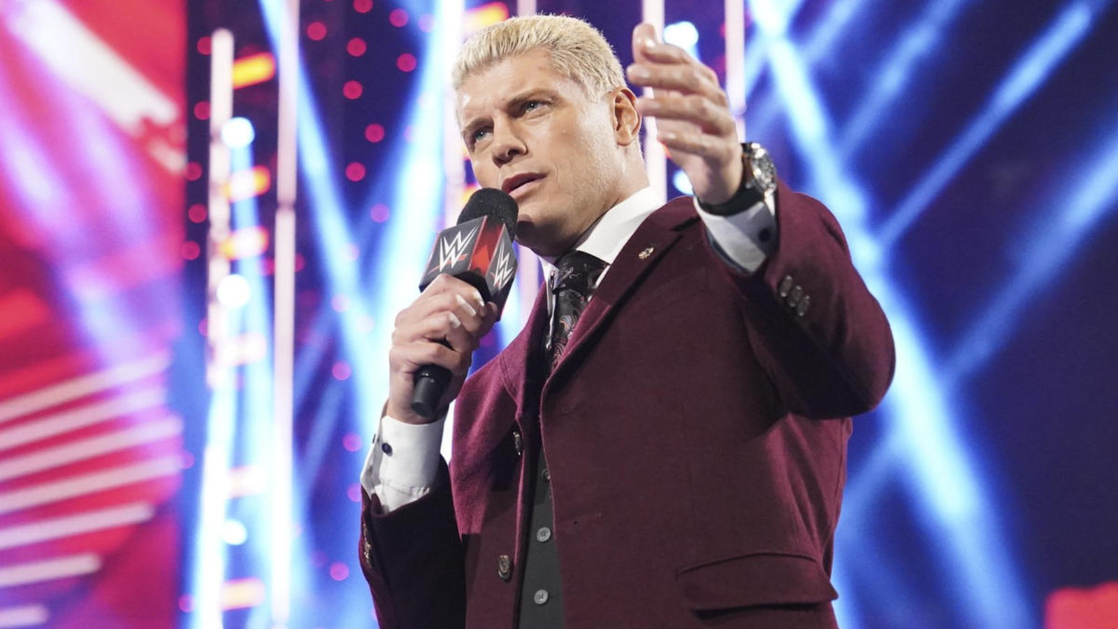 Cody Rhodes se emociona en el segmento promocional de Sami Zayn después de que WWE Raw sale del aire