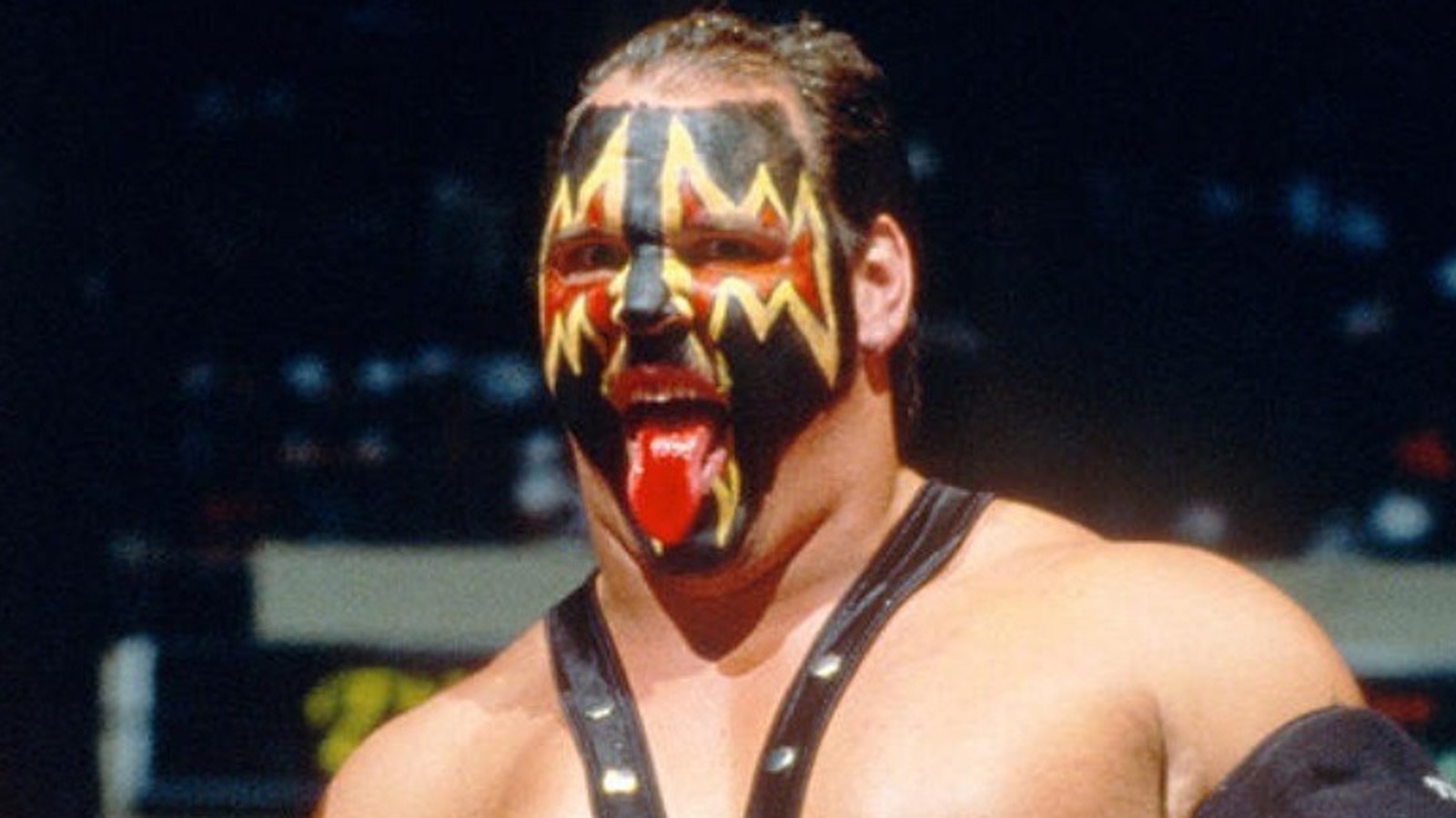 Demolition Smash llama a este miembro del Salón de la Fama de la WWE 'brutal' en el ring