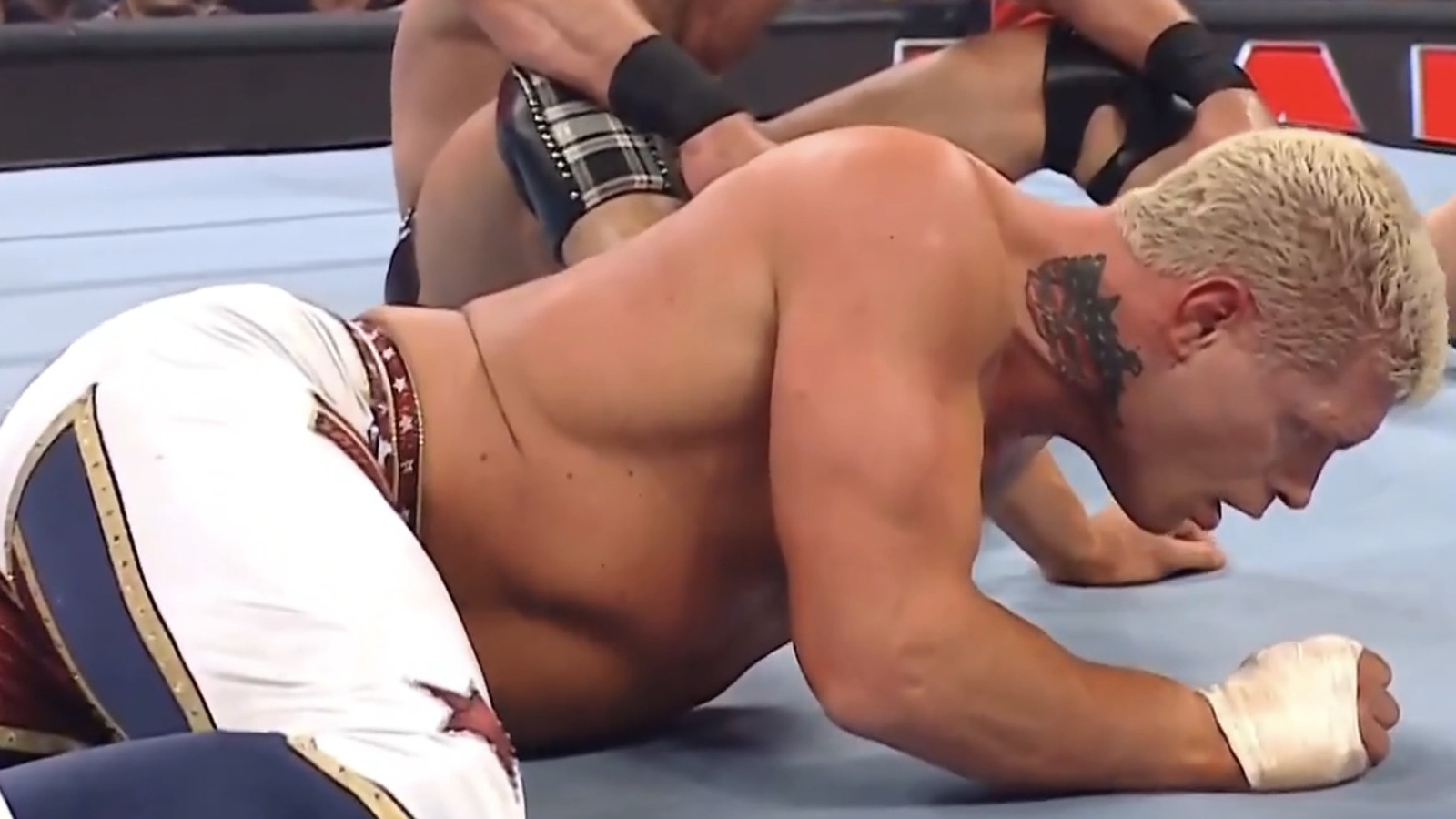 Drew McIntyre le entrega a Cody Rhodes una rara derrota individual en WWE Raw, gracias a The Bloodline
