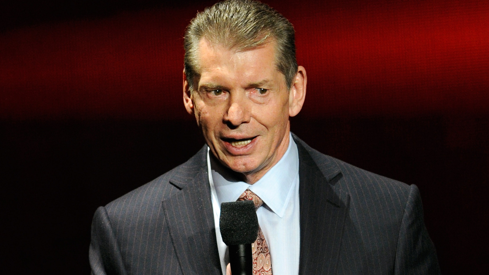 El ex luchador alega que un funcionario de la WWE le hizo una propuesta, informó a Vince McMahon