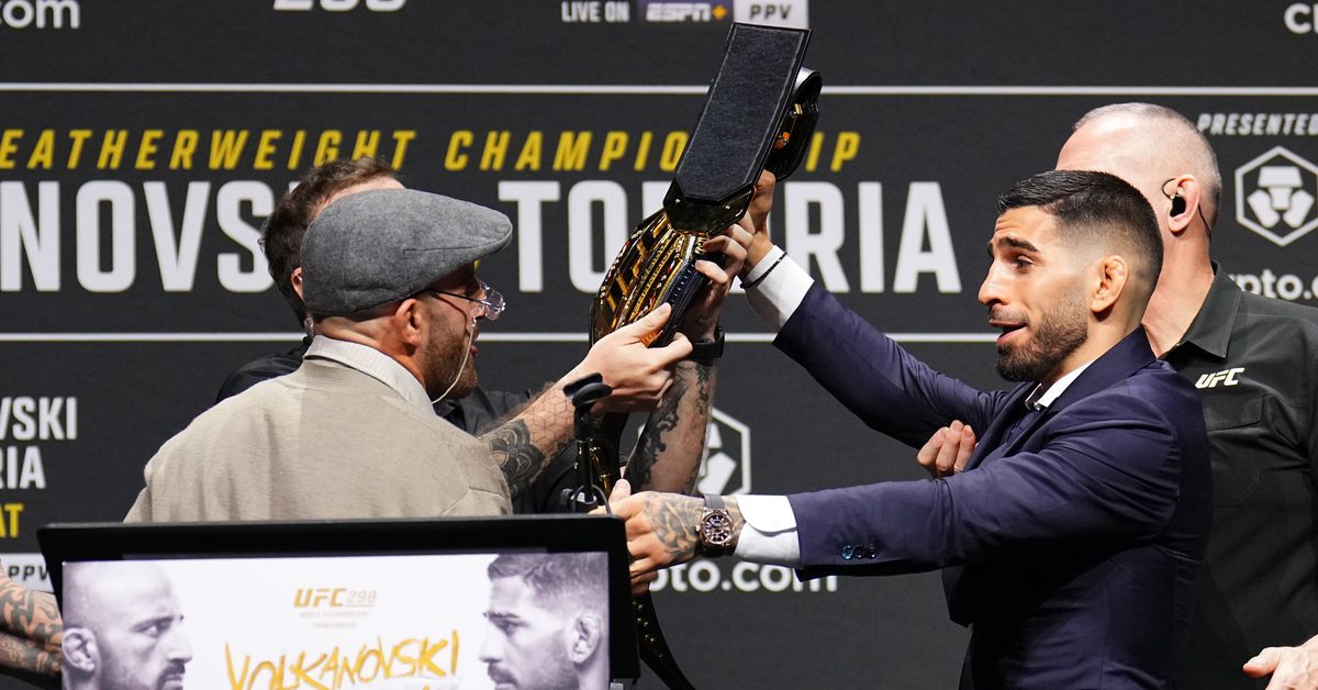 Ilia Topuria se roba el cinturón de UFC, Alexander Volkanovski se burla de él con un atuendo de 'viejo'