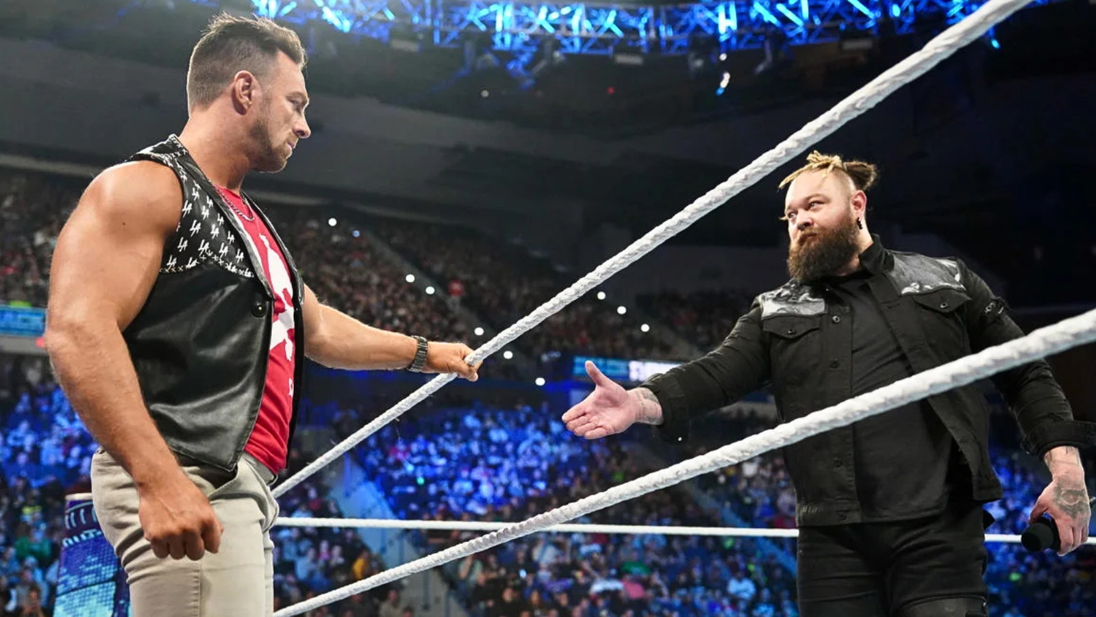 LA Knight explica por qué se siente "raro" ser el último combate de Bray Wyatt en la WWE