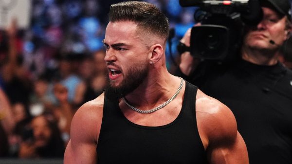 La teoría de Austin de la WWE entra en un acalorado intercambio con un reportero de noticias en Australia