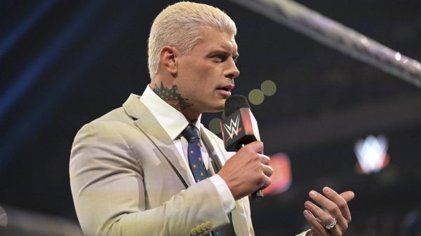 Mark Henry explica cómo WWE puede prolongar el programa Cody Rhodes-Roman Reigns hasta septiembre