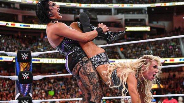 Rhea Ripley recuerda los combates de WWE WrestleMania con Charlotte Flair