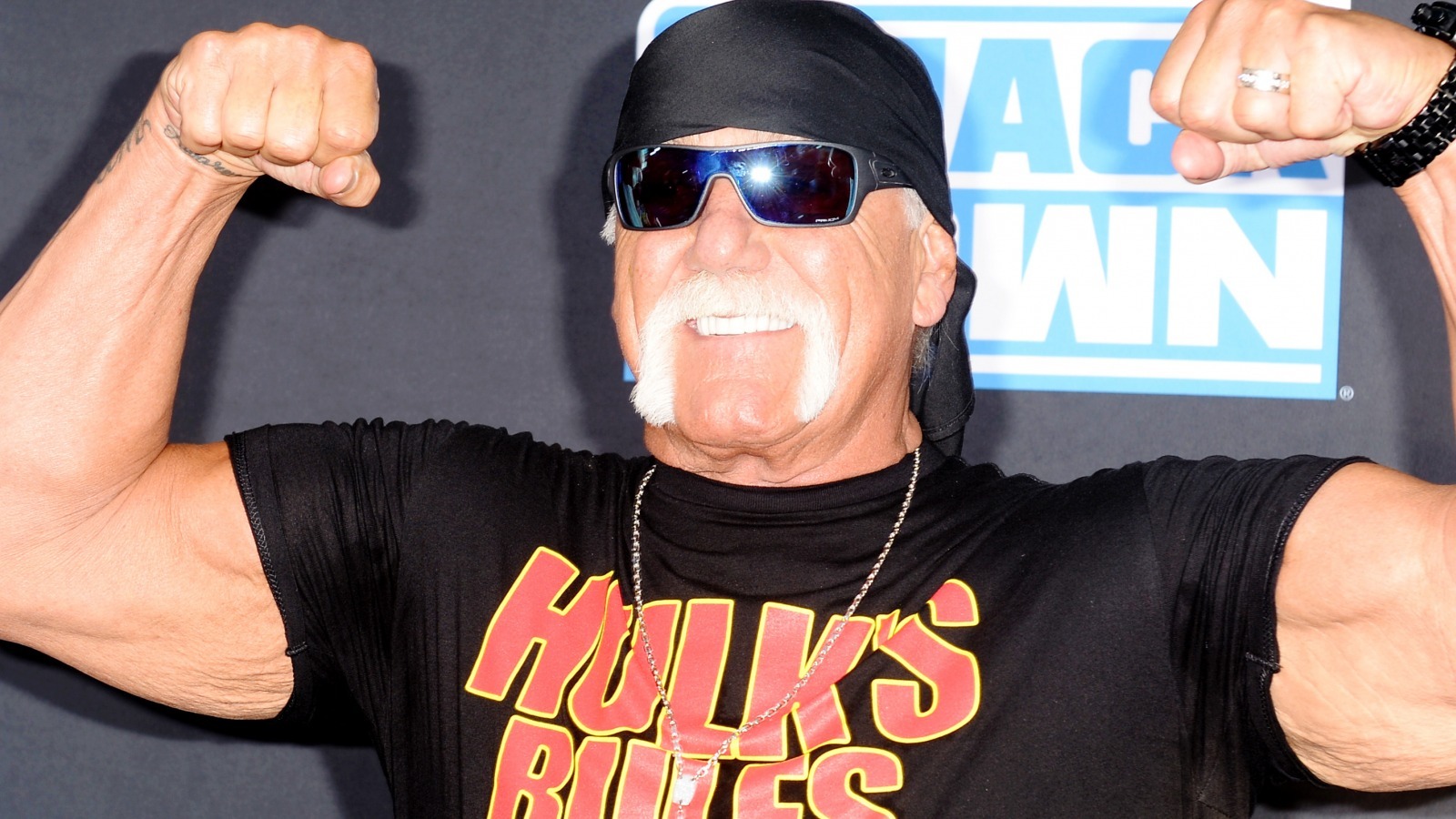 WWE HOFer Hulk Hogan reflexiona sobre cómo salvar a una adolescente de un vehículo volcado