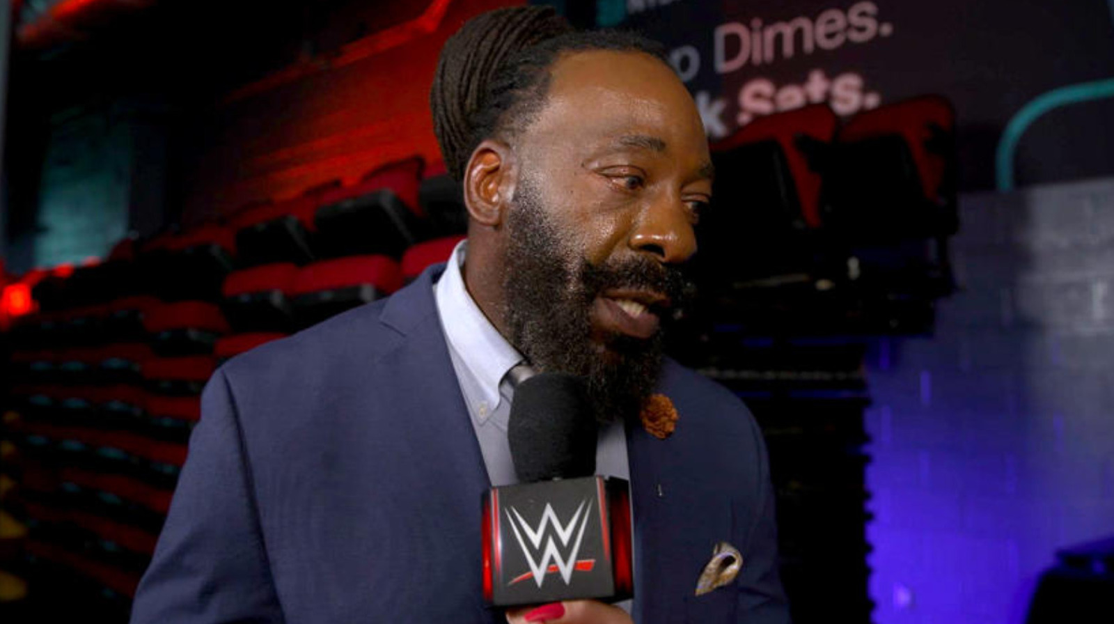 El miembro del Salón de la Fama de la WWE, Booker T, recuerda su primera lucha en la Cámara de Eliminación