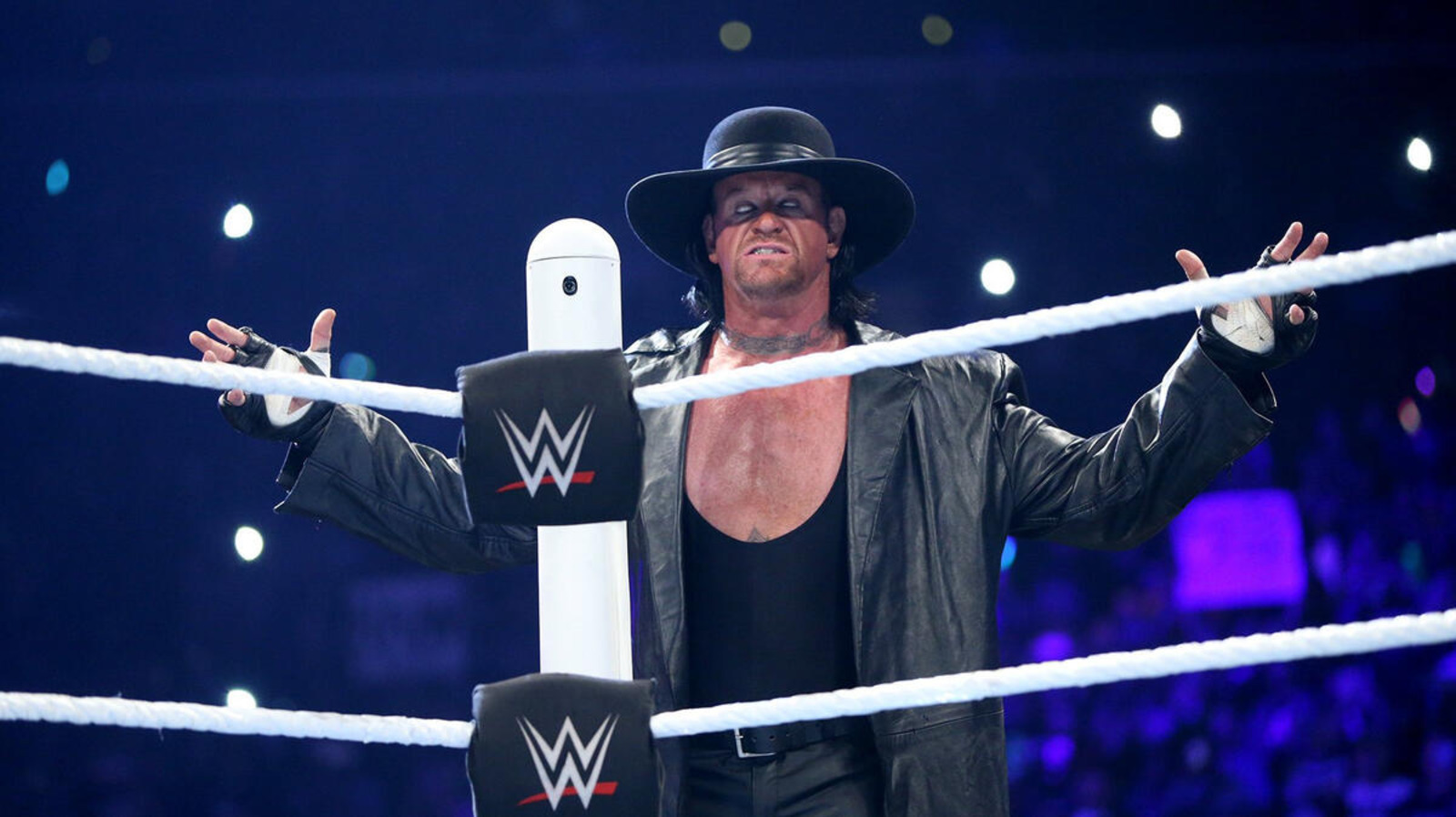 El miembro del Salón de la Fama de la WWE, The Undertaker, contrasta su trabajo con la violencia por el simple hecho de hacerlo
