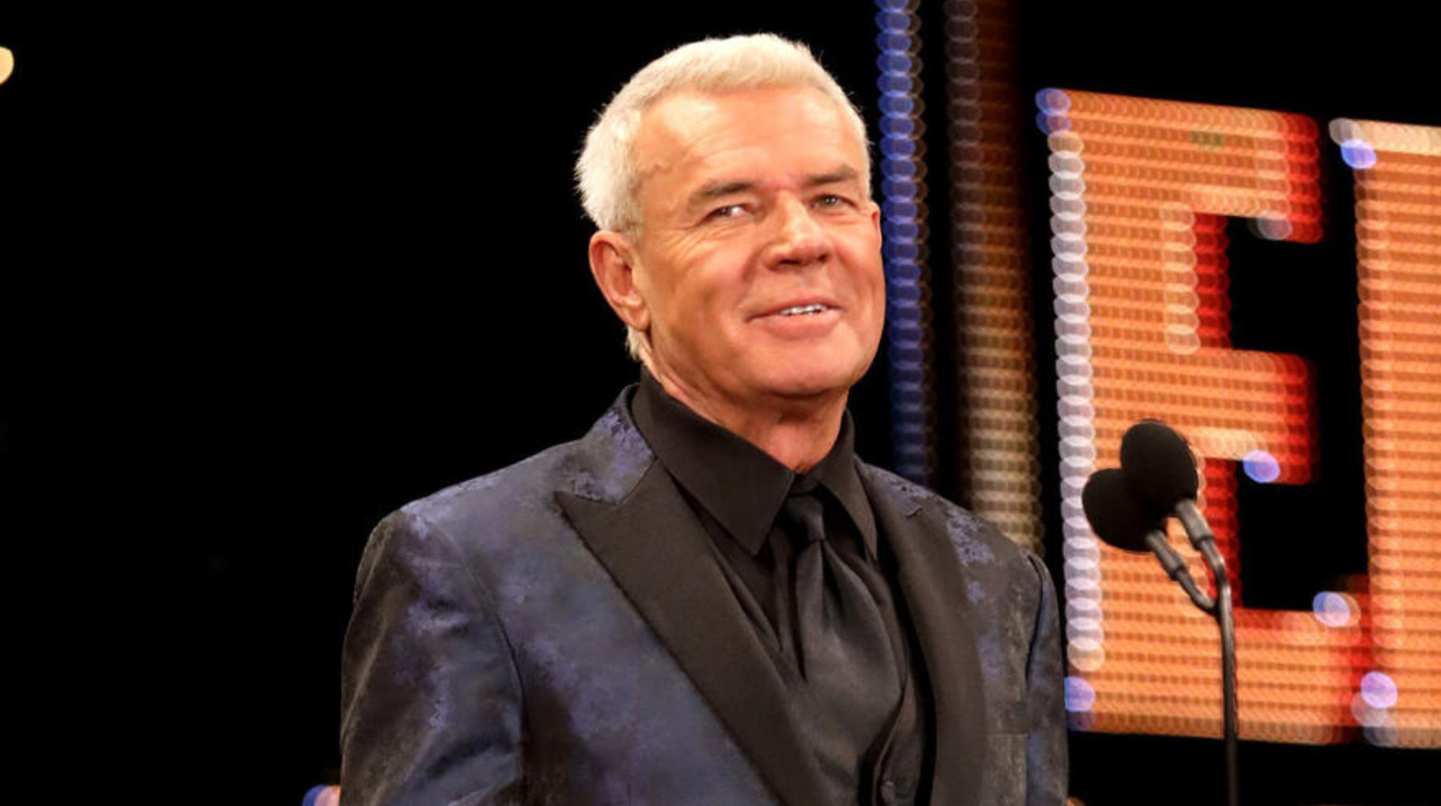 Eric Bischoff explica por qué le gusta la nueva combinación de colores de AEW Dynamite