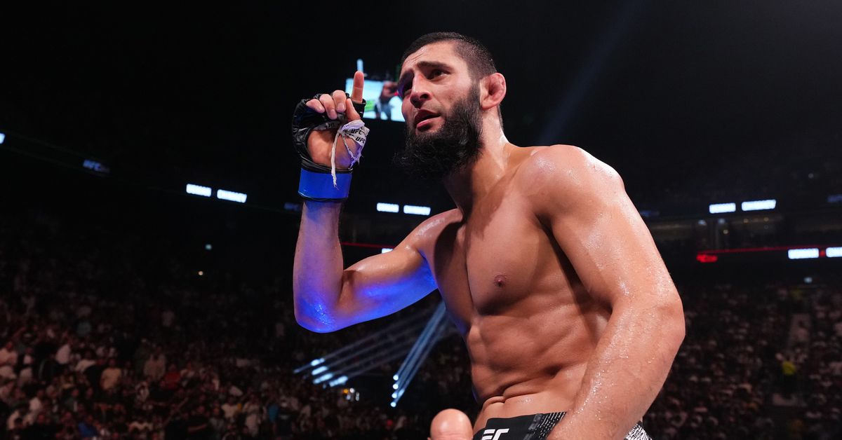 Khamzat Chimaev vs. Robert Whittaker será el evento principal de UFC en Arabia Saudita, se anuncian 4 peleas más