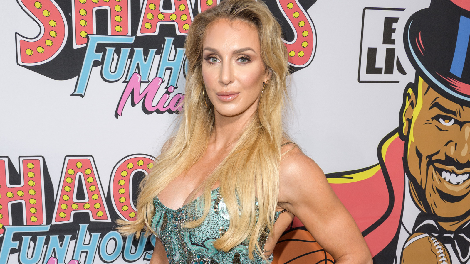 La estrella de la WWE Charlotte Flair comparte un clip usando una máquina de sentadillas con cinturón en el gimnasio