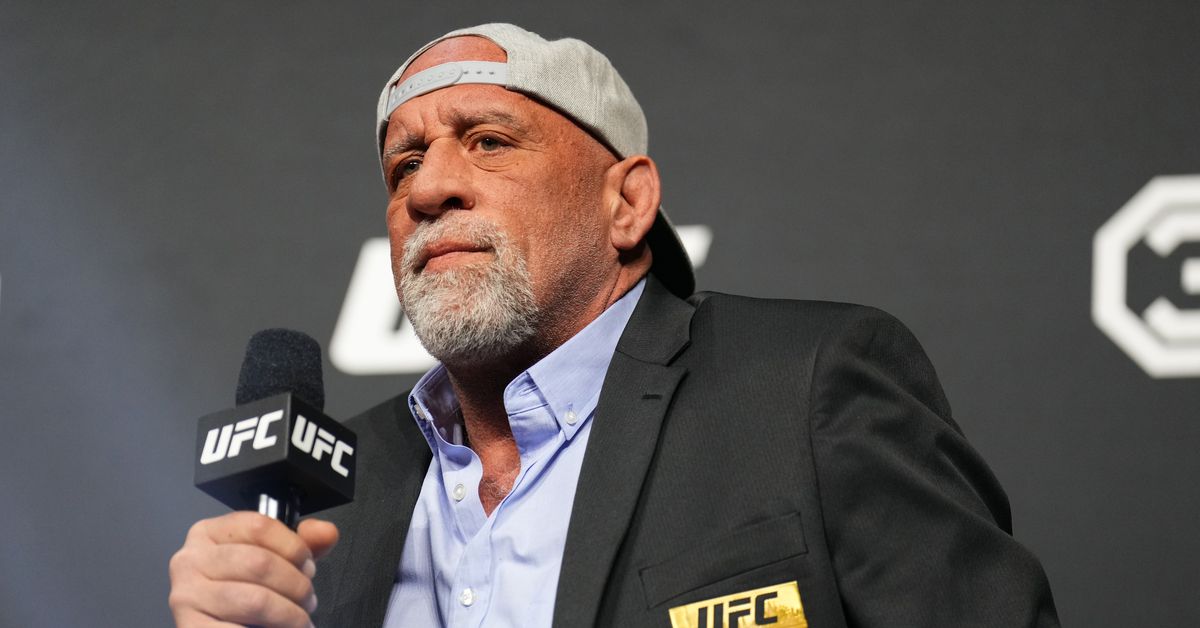 La leyenda de UFC Mark Coleman hospitalizada por inhalación de humo después de salvar a sus padres del incendio de su casa