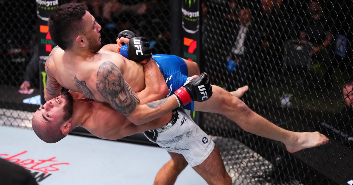 Resultados de UFC Vegas 87: Muhammed Mokaev pide una oportunidad por el título después de una agotadora victoria sobre Alex Pérez